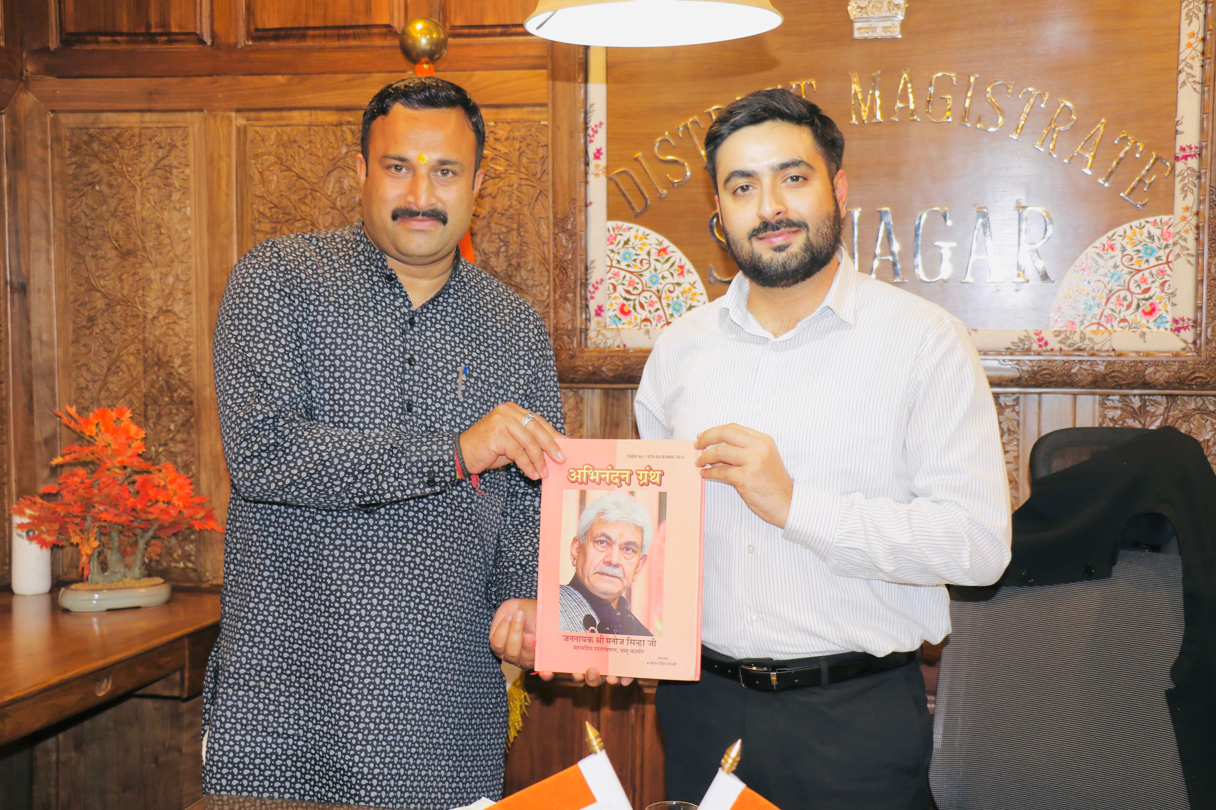 श्रीनगर जिले के उपायुक्त अक्षय लाबरू से की शिष्टाचार भेंट श्रीनगर जिले के उपायुक्त अक्षय लाबरू से की शिष्टाचार भेंट