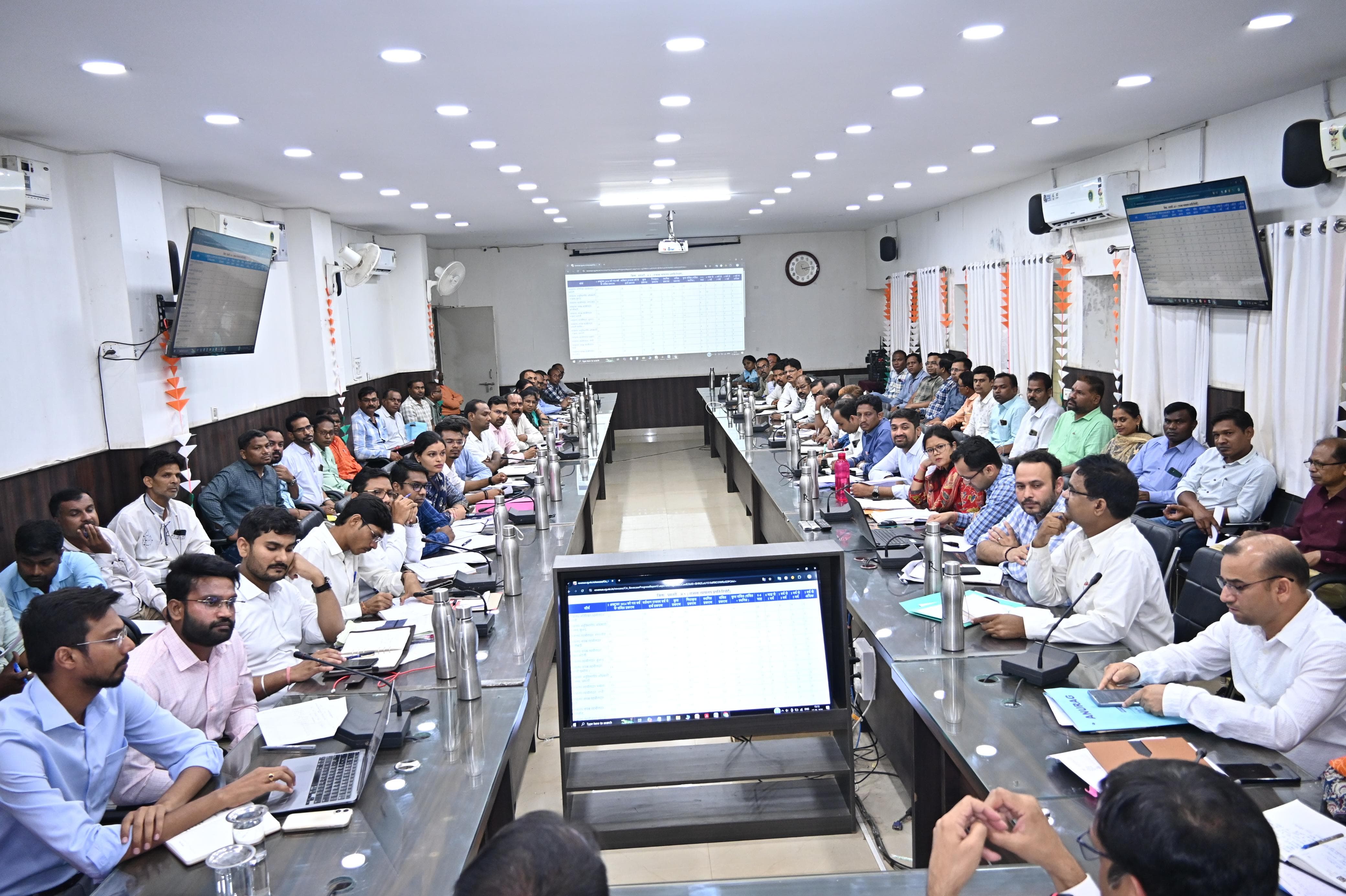 कलेक्ट्रेट सभाकक्ष में उपस्थित जिले के अधिकारी-कर्मचारी। कलेक्ट्रेट सभाकक्ष में उपस्थित जिले के अधिकारी-कर्मचारी।