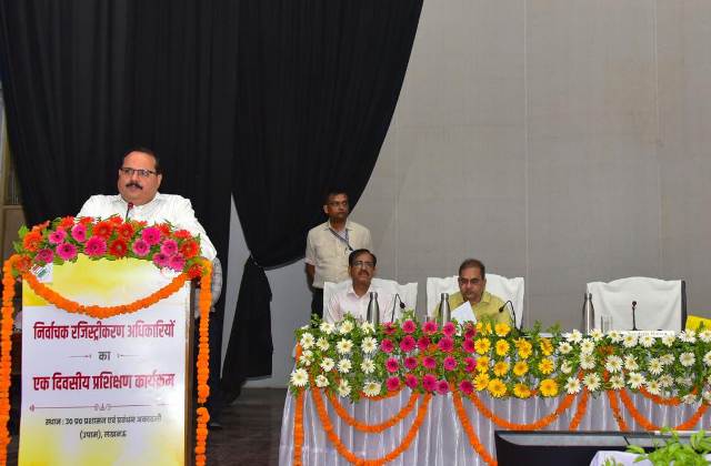 उप्र मुख्य निर्वाचन अधिकारी नवदीप मंच से बाेलते हुए उप्र मुख्य निर्वाचन अधिकारी नवदीप मंच से बाेलते हुए