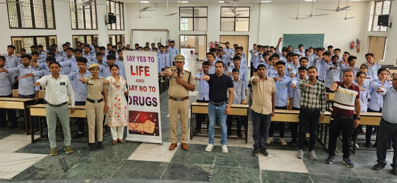 पानीपत आईटीआई बापौली में विद्यार्थियों को नशा न करने की शपथ दिलाते डीएसपी नरेंद्र पानीपत आईटीआई बापौली में विद्यार्थियों को नशा न करने की शपथ दिलाते डीएसपी नरेंद्र