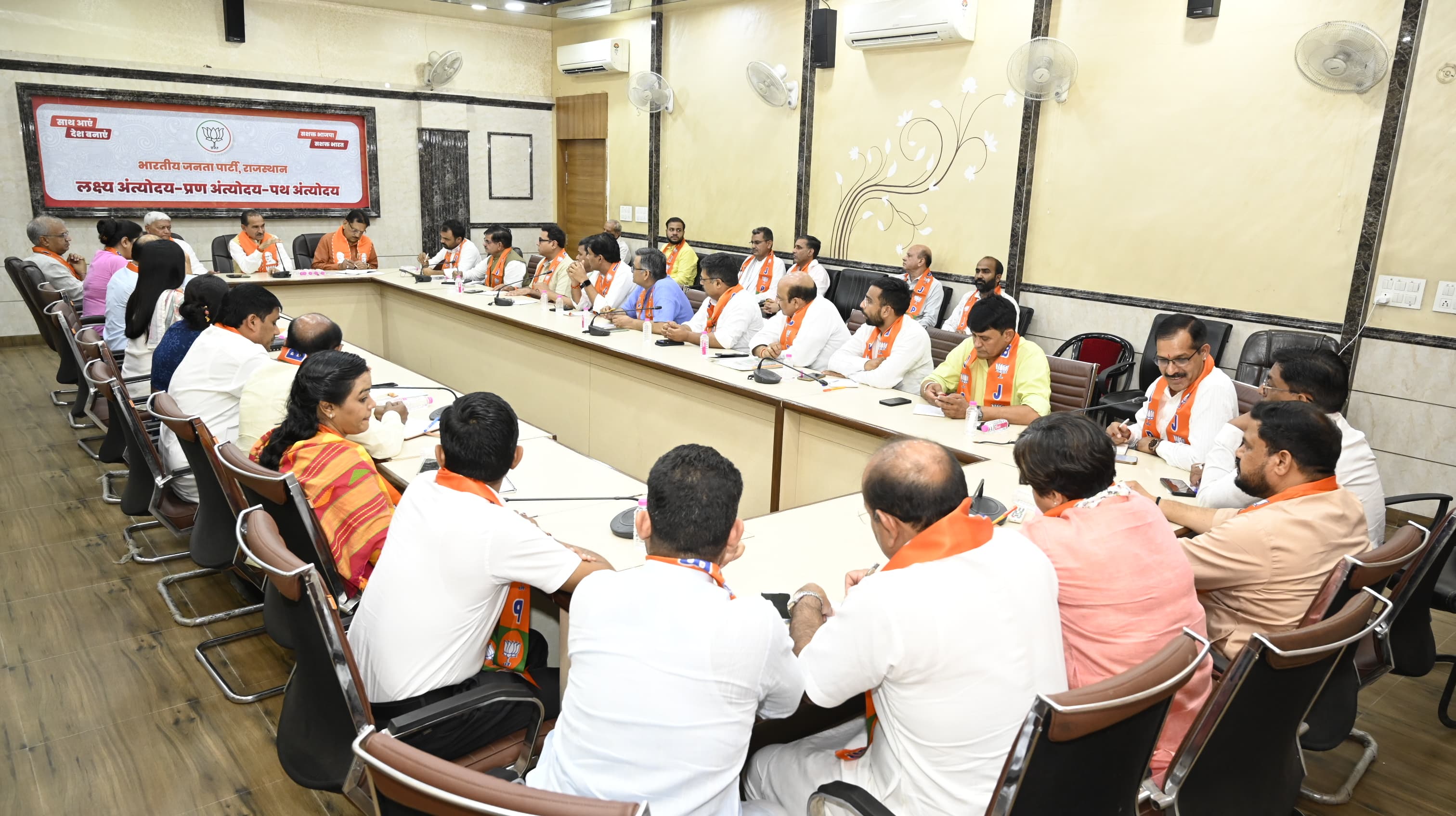 केंद्र और राज्य सरकार की योजनाओं को जन-जन तक पहुंचाने के लिए सटीक और तथ्यात्मक जानकारी हम सभी को करनी चाहिए साझा: मदन राठौड़ केंद्र और राज्य सरकार की योजनाओं को जन-जन तक पहुंचाने के लिए सटीक और तथ्यात्मक जानकारी हम सभी को करनी चाहिए साझा: मदन राठौड़