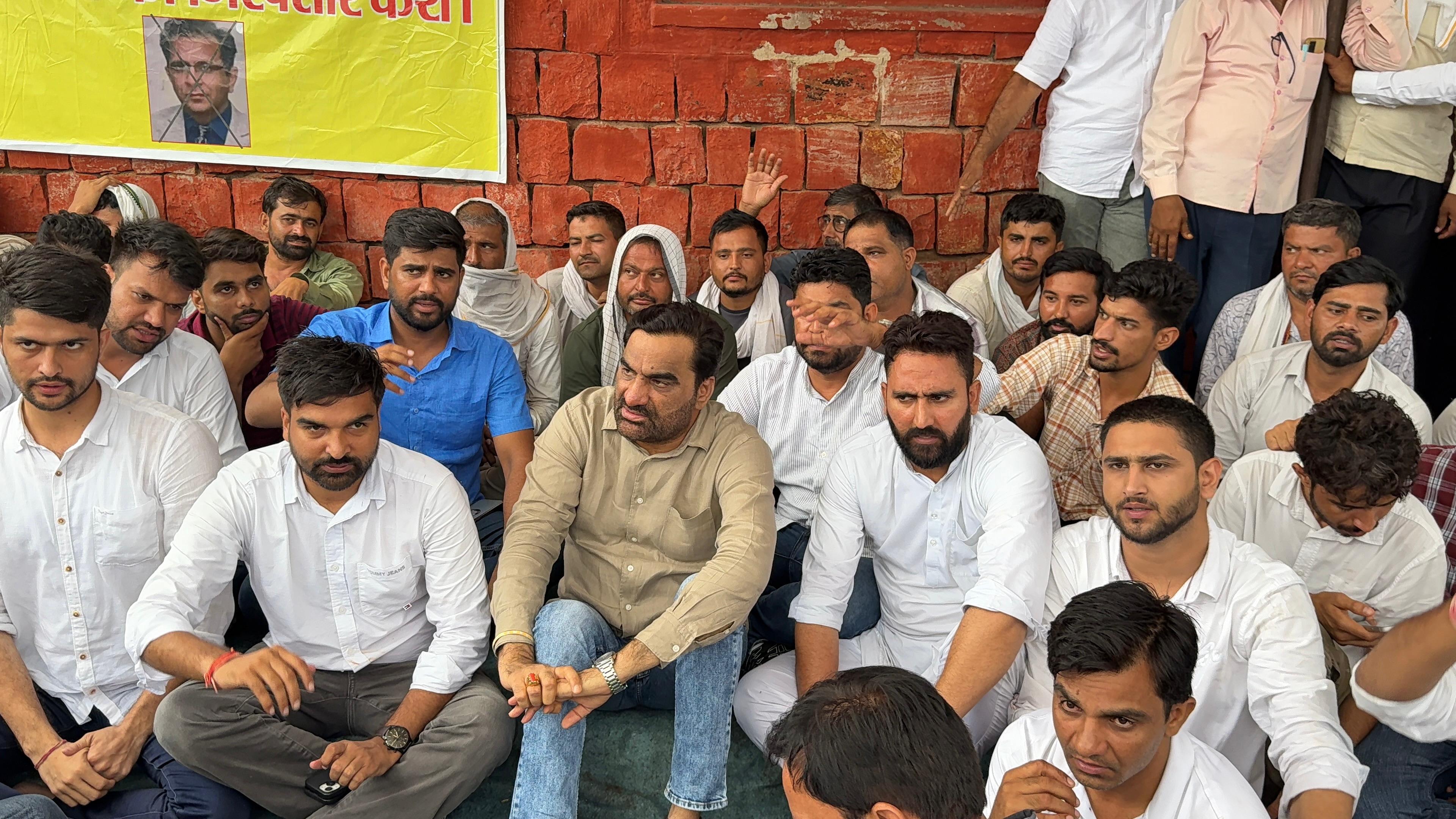 रेजिडेंट डॉक्टर मौत मामला:छात्र नेता निर्मल और पुलिस अधिकारियों में विवाद रेजिडेंट डॉक्टर मौत मामला:छात्र नेता निर्मल और पुलिस अधिकारियों में विवाद
