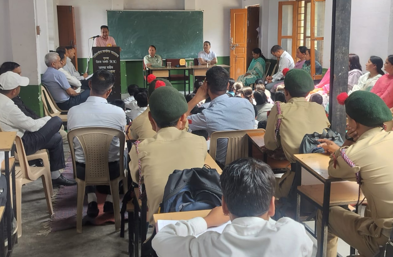 राजकीय वरिष्ठ माध्यमिक पाठशाला गुम्मा में जागरूकता शिविर के दौरान एनआर ठाकुर। राजकीय वरिष्ठ माध्यमिक पाठशाला गुम्मा में जागरूकता शिविर के दौरान एनआर ठाकुर।