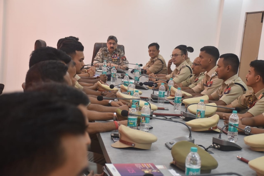 धुबड़ी: पुलिस अधिकारियों की बैठक को संबोधित करते हुए डीजीपी हरमीत सिंह। धुबड़ी: पुलिस अधिकारियों की बैठक को संबोधित करते हुए डीजीपी हरमीत सिंह।