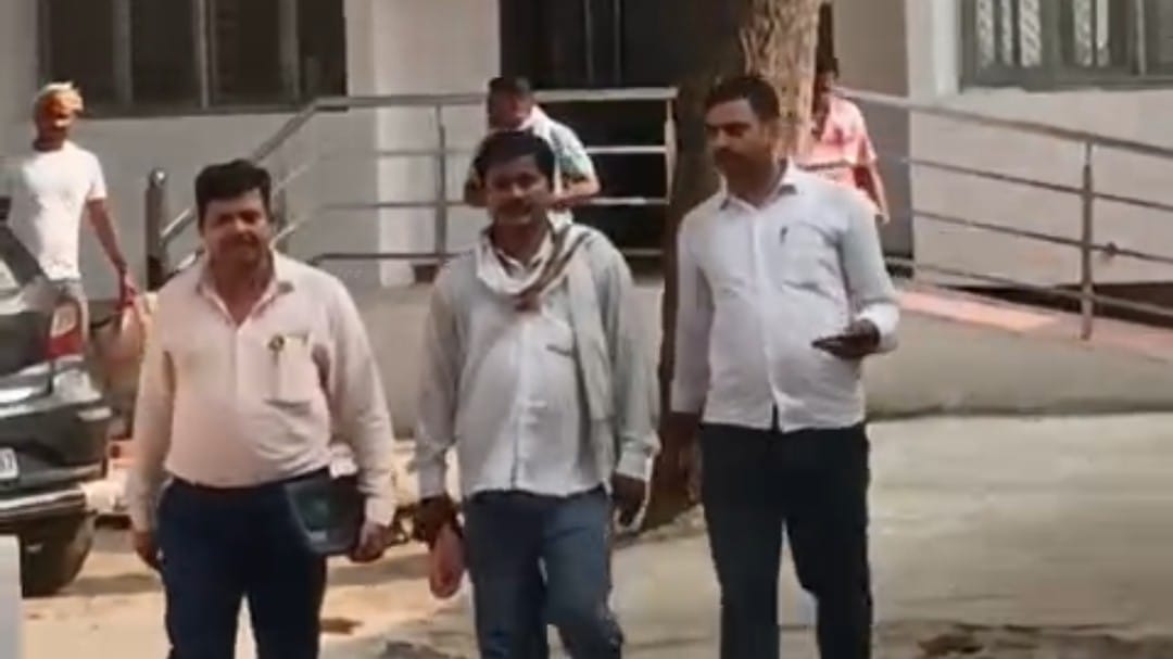 रिश्वत लेते लेखपाल को गिरफ्तार करती एंटी करप्शन टीम रिश्वत लेते लेखपाल को गिरफ्तार करती एंटी करप्शन टीम