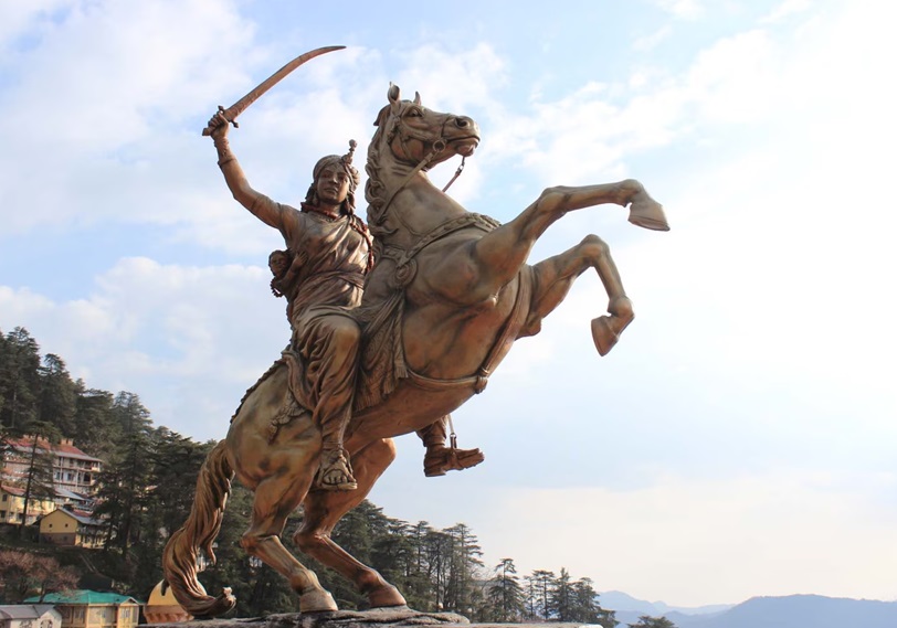 रानी लक्ष्मी बाई की यह प्रतिमा झांसी के किले में आज भी विद्यमान है। रानी लक्ष्मी बाई की यह प्रतिमा झांसी के किले में आज भी विद्यमान है।