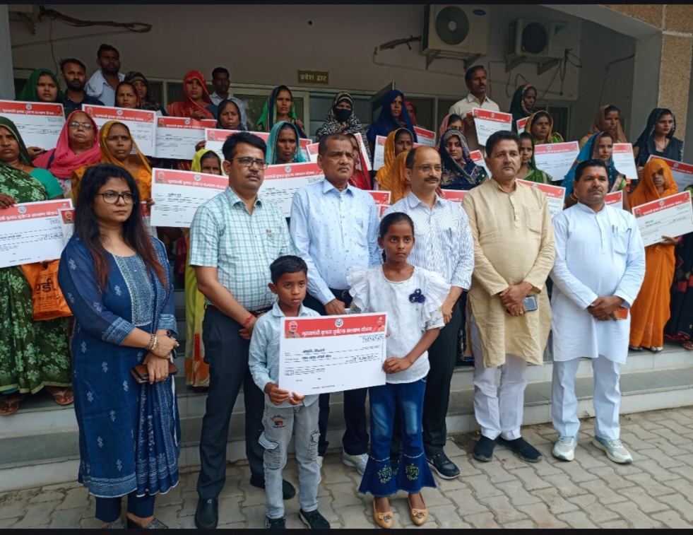 कन्नौज: कृषक दुर्घटना बीमा योजना कद 107 लाभार्थियो को डीएम ने बांटे सवा पांच करोड़ कन्नौज: कृषक दुर्घटना बीमा योजना कद 107 लाभार्थियो को डीएम ने बांटे सवा पांच करोड़