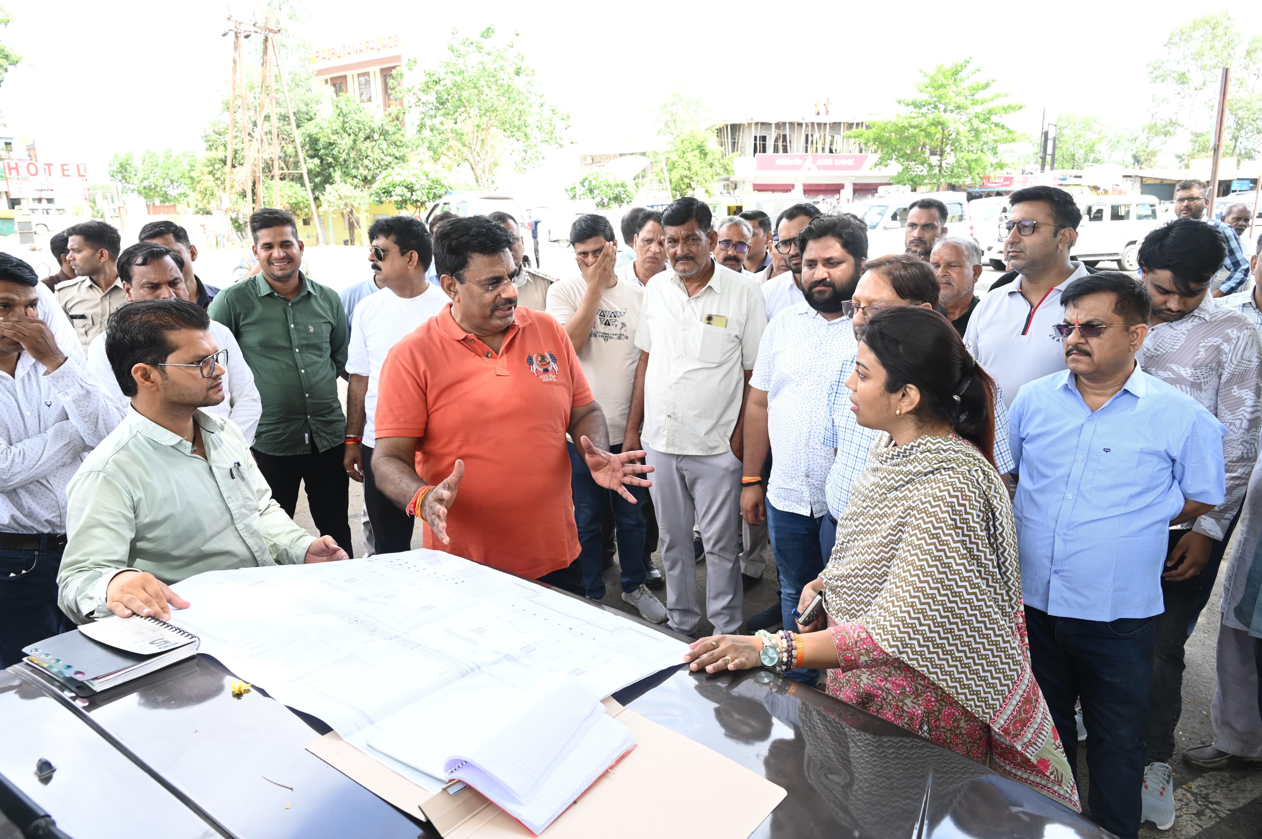 फ्लाइओवर का निरीक्षण करने पहुंचे विधायक रामेश्वर शर्मा फ्लाइओवर का निरीक्षण करने पहुंचे विधायक रामेश्वर शर्मा