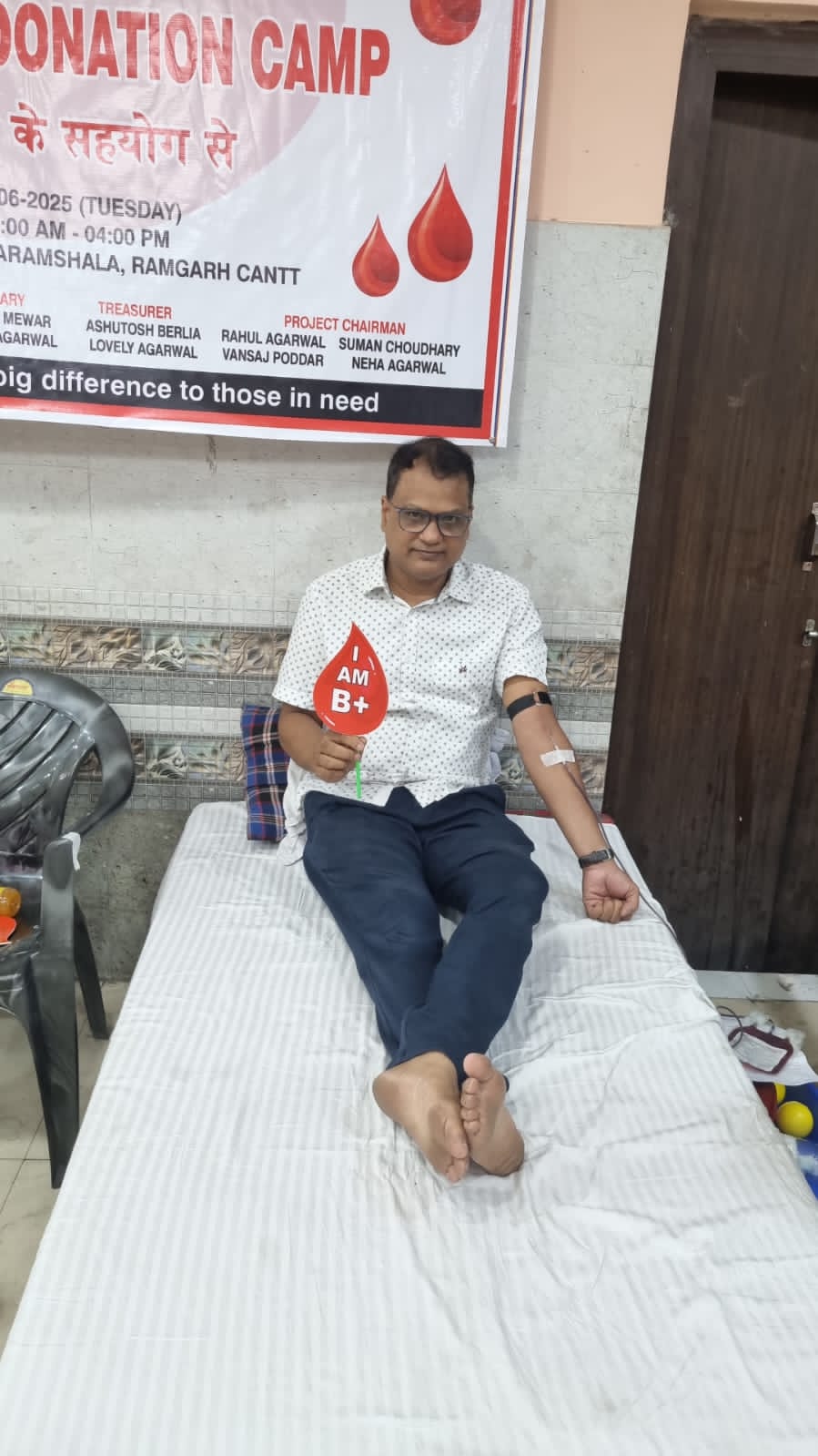 रक्तदान करते लोग रक्तदान करते लोग