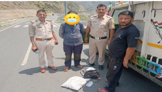 शिलाई क्षेत्र से गाड़ी में से 718 ग्राम अफीम डोडे बरामद शिलाई क्षेत्र से गाड़ी में से 718 ग्राम अफीम डोडे बरामद