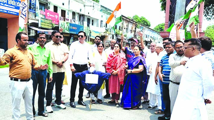 पुतला फूंकते कांग्रेसी पुतला फूंकते कांग्रेसी