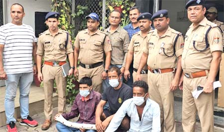 पैसों के लेन-देन में दोस्त बना कातिल, तीन आरोपी गिरफ्तार पैसों के लेन-देन में दोस्त बना कातिल, तीन आरोपी गिरफ्तार