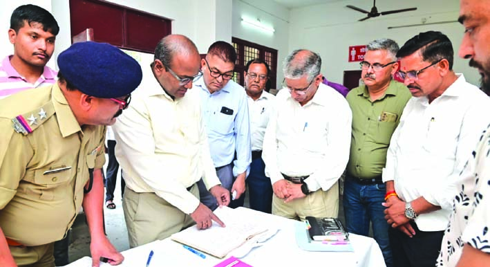 निरीक्षण करते मुख्य निर्वाचन अधिकारी