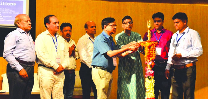 महोत्सव का शुभारम्भ करते हुए महोत्सव का शुभारम्भ करते हुए