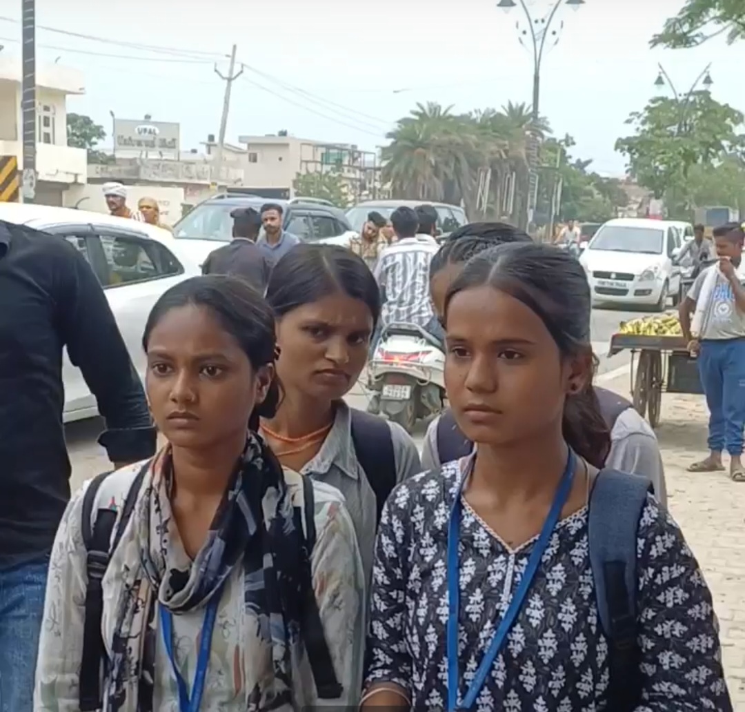 कॉलेज गेट के सामने खड़े छात्र कॉलेज गेट के सामने खड़े छात्र