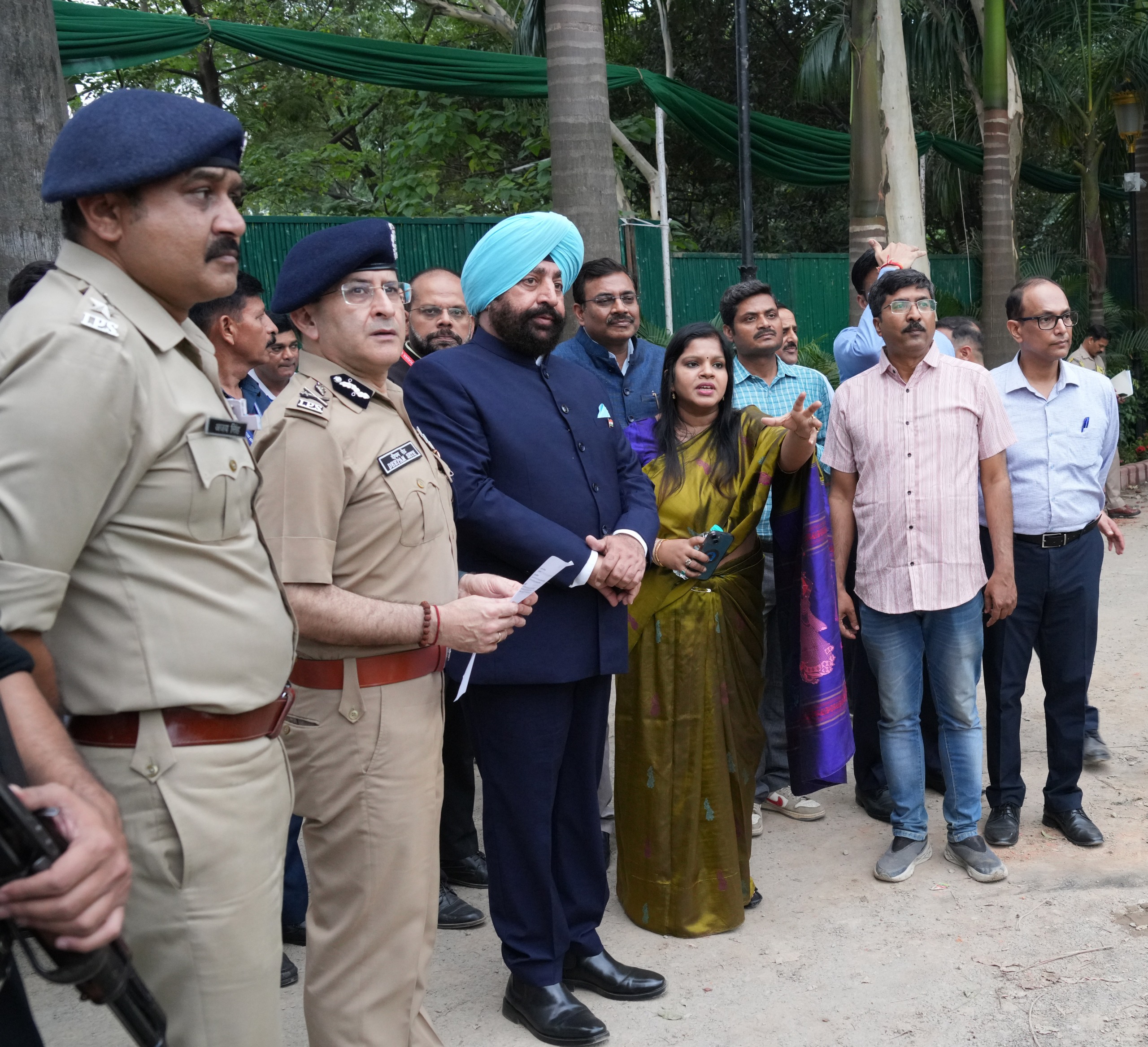 राज्यपाल राजपुर रोड़ स्थित राष्ट्रपति निकेतन में चल रहे सौंदर्यीकरण एवं विकास कार्यों का स्थलीय निरीक्षण करते।