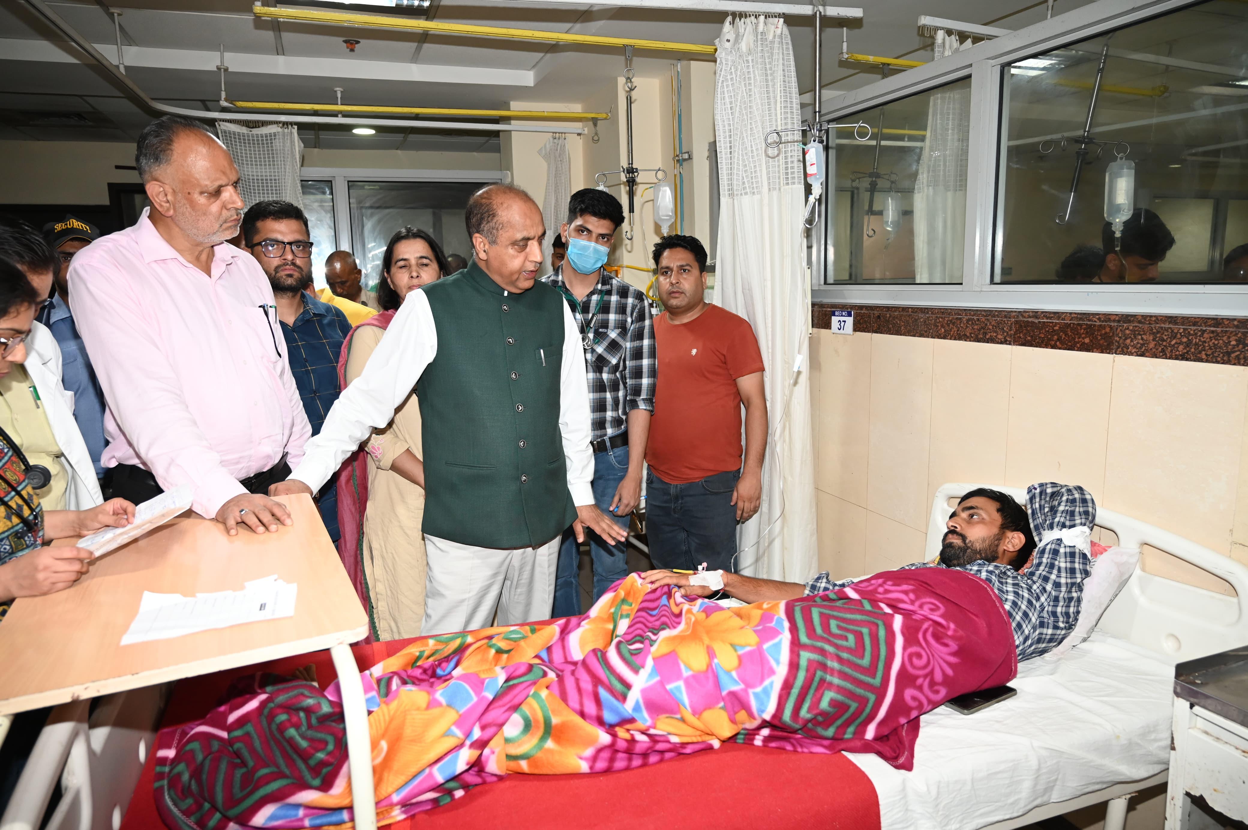 नेरचौक मेडिकल कालेज में पटड़ीघाट बस हादसे के घायलों का हाल पूछते हुए जयराम ठाकुर। नेरचौक मेडिकल कालेज में पटड़ीघाट बस हादसे के घायलों का हाल पूछते हुए जयराम ठाकुर।