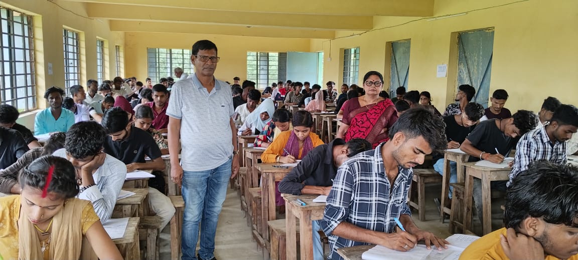 अररिया फोटो:कदाचार मुक्त परीक्षा को लेकर केंद्राधीक्षक निरीक्षण करते