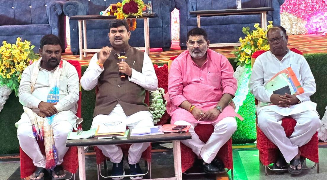 लालगंज में पंचायत चुनाव की बैठक करते धर्मपाल सिंह