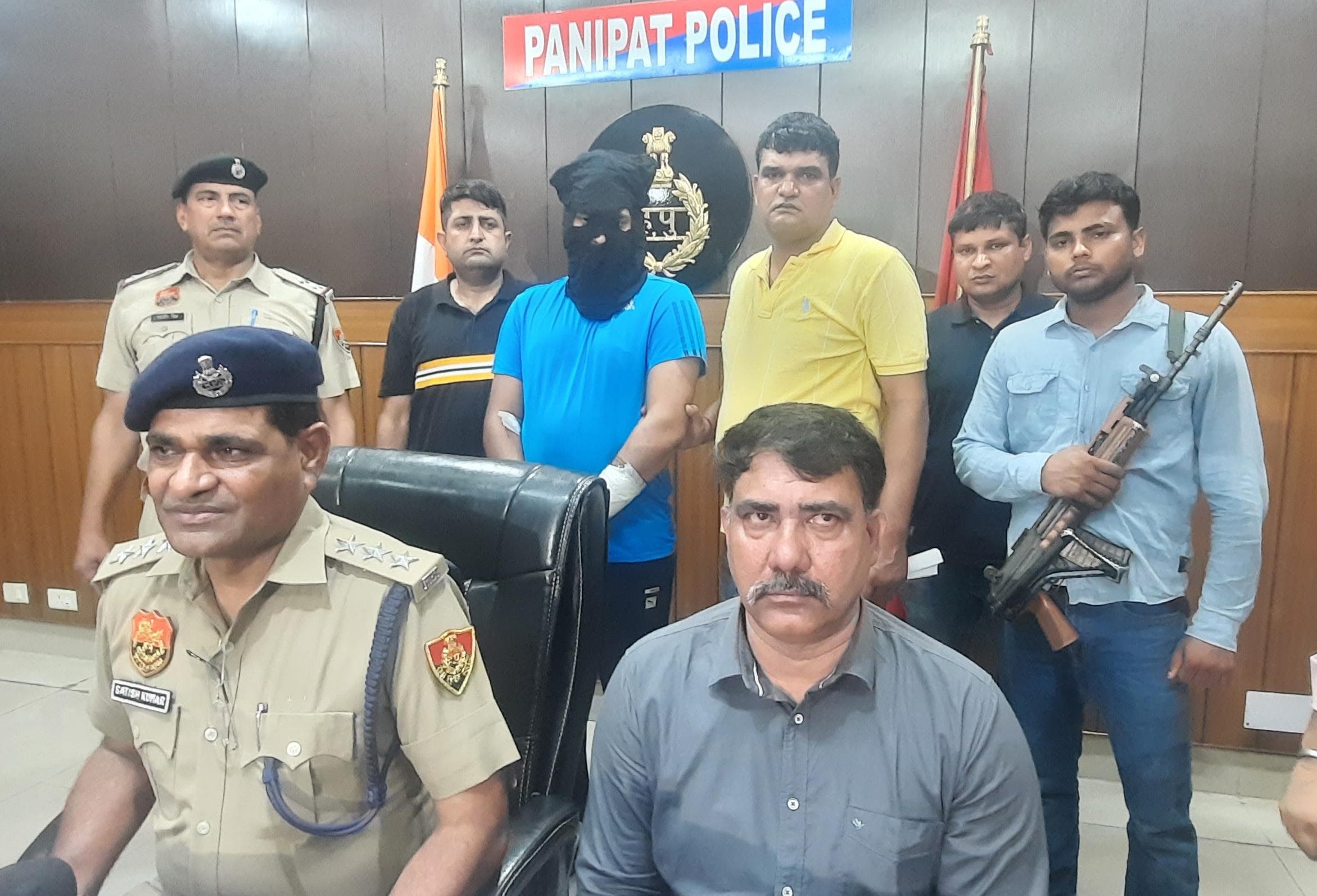हरियाणवी मॉडल शीतल के हत्यारे को गिरफ्तार कर जानकारी देते डीएसपी सतीश वत्स हरियाणवी मॉडल शीतल के हत्यारे को गिरफ्तार कर जानकारी देते डीएसपी सतीश वत्स