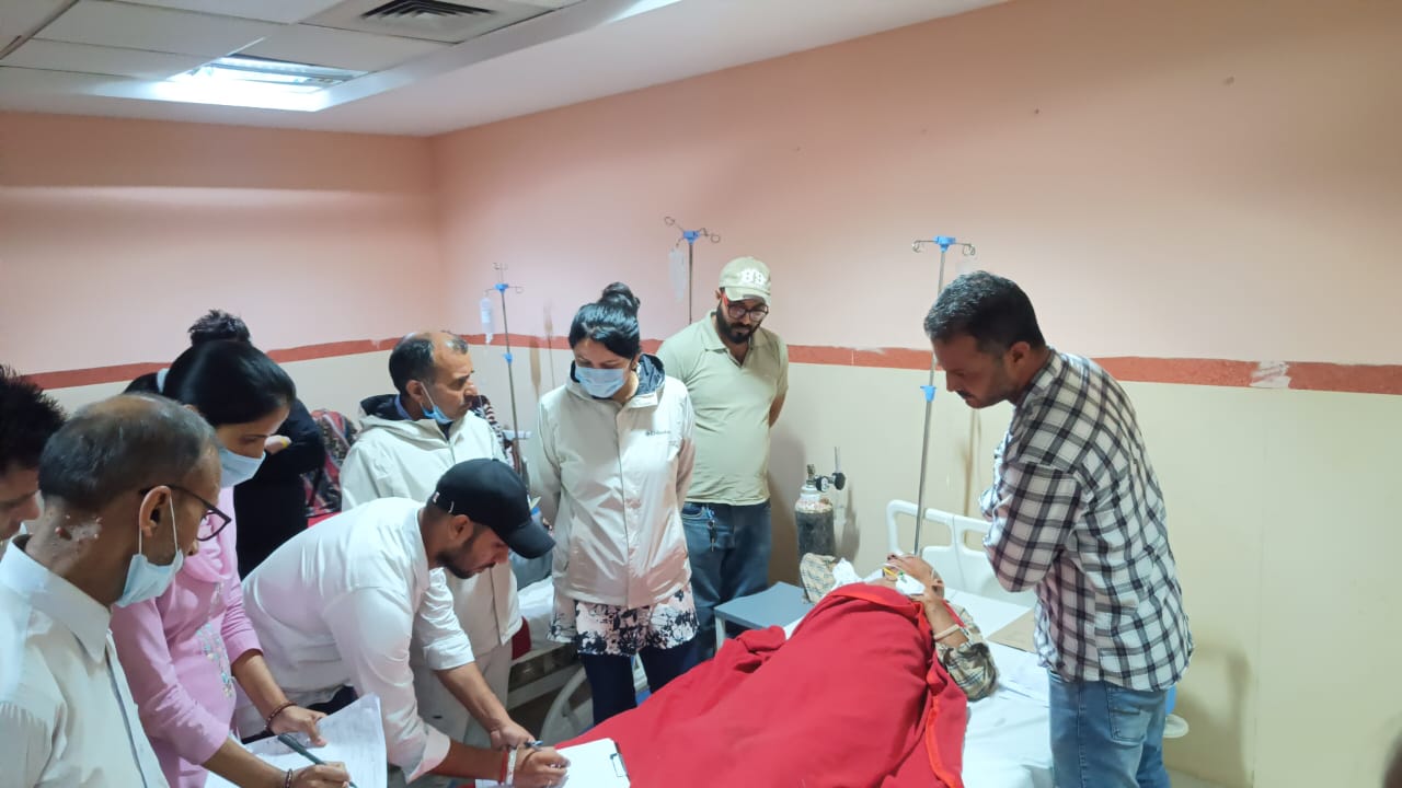 मेडिकल कालेज नेरचौक में घायलों का उपचार करते हुए चिकित्सक। मेडिकल कालेज नेरचौक में घायलों का उपचार करते हुए चिकित्सक।