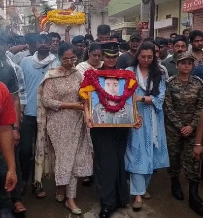 केदारनाथ हादसे में शहीद पायलट राजवीर सिंह का अंतिम विदाई केदारनाथ हादसे में शहीद पायलट राजवीर सिंह का अंतिम विदाई