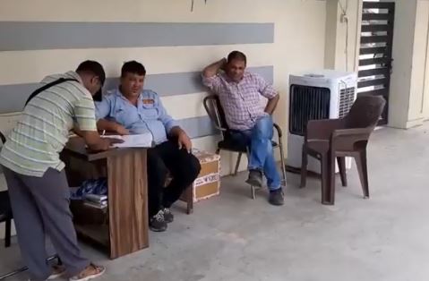 आवास के अंदर बैठे गार्ड और अन्य लोग आवास के अंदर बैठे गार्ड और अन्य लोग