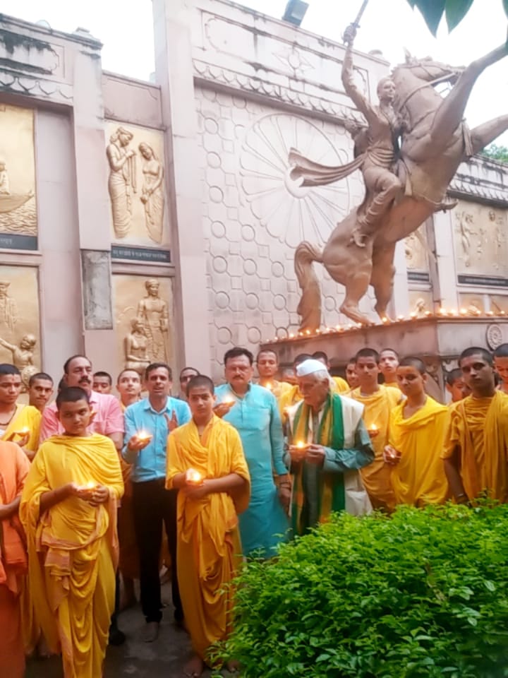 वीरांगना लक्ष्मीबाई की स्मृति में दीप जलाते लोग