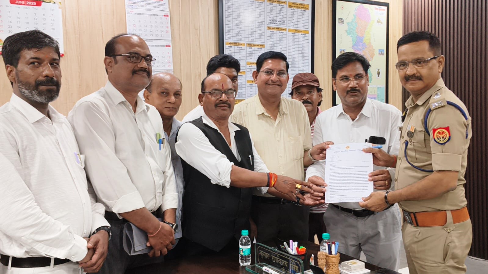 पुलिस अधीक्षक नगर कुमार रणविजय सिंह को ज्ञापन सौंपतें अखिल भारतीय कायस्थ महासभा ट्रस्ट के पदाधिकारी। पुलिस अधीक्षक नगर कुमार रणविजय सिंह को ज्ञापन सौंपतें अखिल भारतीय कायस्थ महासभा ट्रस्ट के पदाधिकारी।
