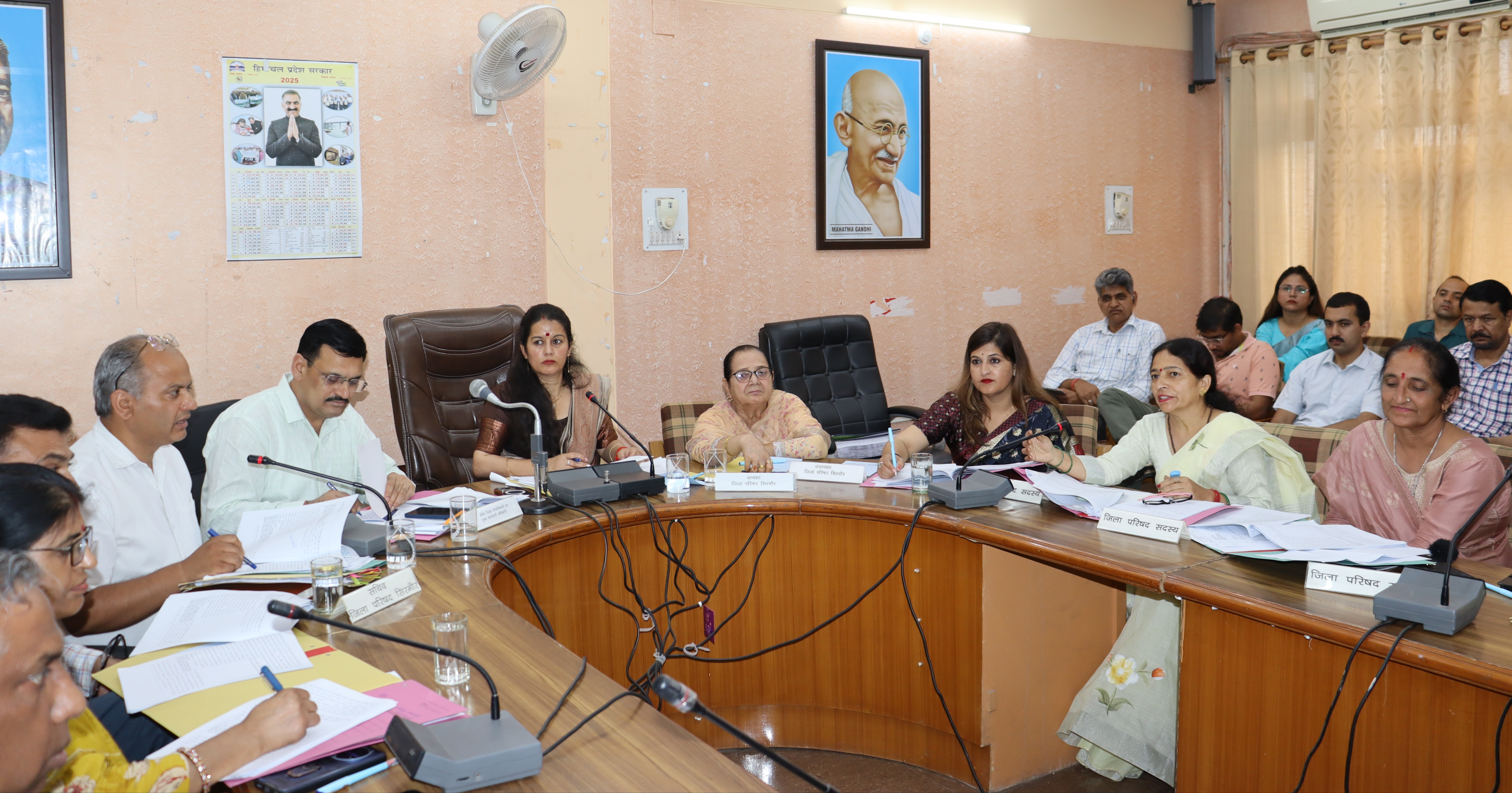 जिला में विकास कार्यो का निष्पादन समय व पारदर्शिता से करें अधिकारी-सीमा कन्याल जिला में विकास कार्यो का निष्पादन समय व पारदर्शिता से करें अधिकारी-सीमा कन्याल
