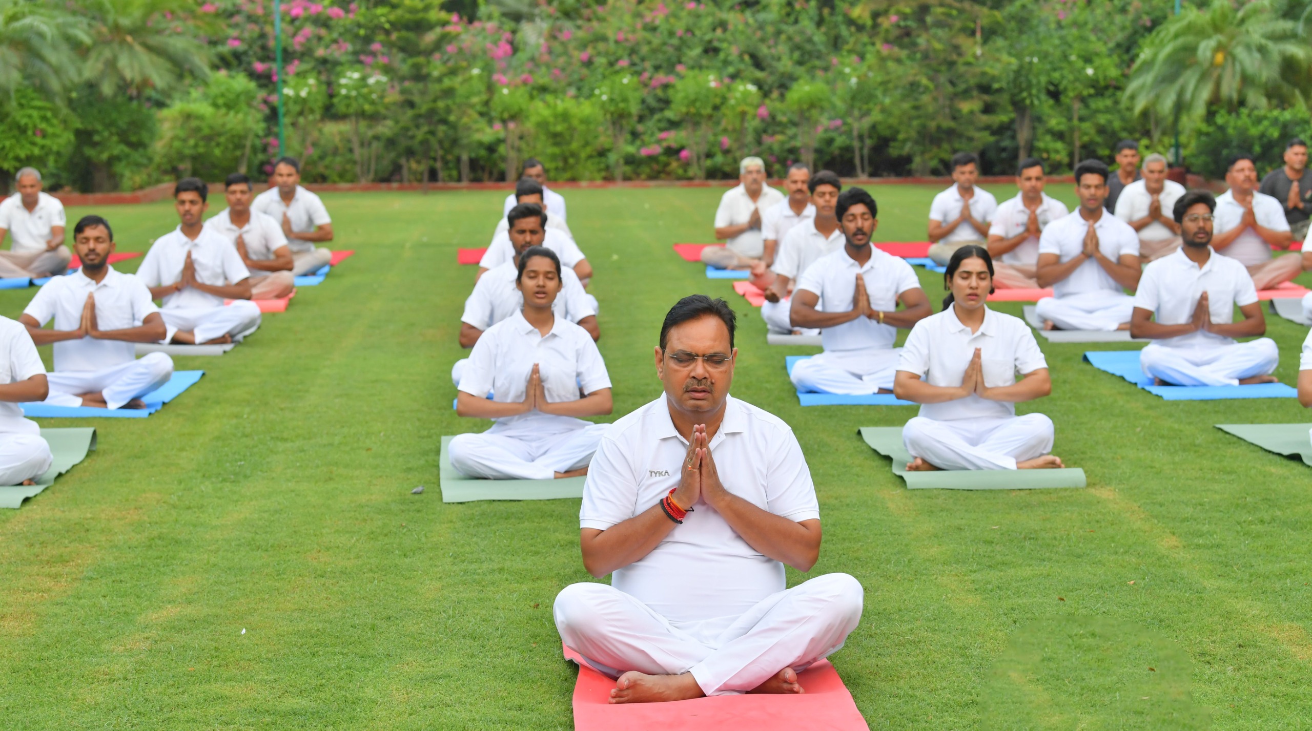 मुख्यमंत्री ने  किया विद्यार्थियों और सुरक्षाकर्मियों संग योगाभ्यास