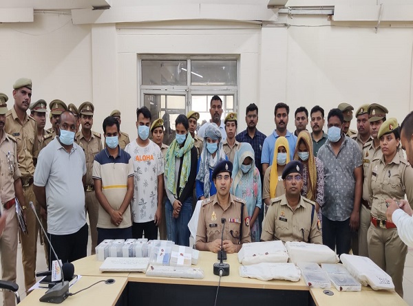 पकड़े गये नौ अभियुक्त गिरफ्तार खुलासा करते डीसीपी साउथ पकड़े गये नौ अभियुक्त गिरफ्तार खुलासा करते डीसीपी साउथ