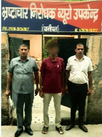 आठ हजार रुपए की रिश्वत लेते हुए पटवारी अनिल आठ हजार रुपए की रिश्वत लेते हुए पटवारी अनिल