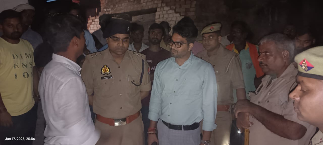 घटनास्थल पर पहुंचे एसडीएम सदर क्षेत्रधिकारी परमानन्द कुशवाहा पूछताछ करते हुए घटनास्थल पर पहुंचे एसडीएम सदर क्षेत्रधिकारी परमानन्द कुशवाहा पूछताछ करते हुए