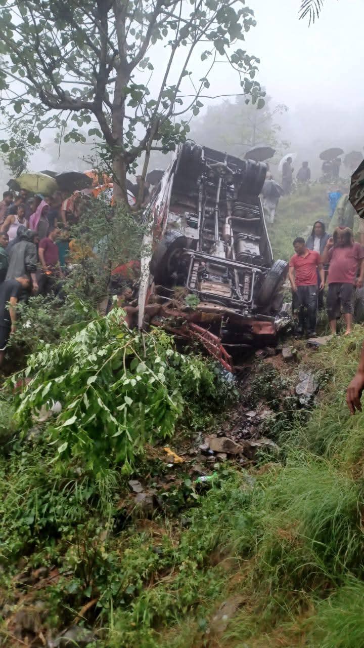 दुर्घटनाग्रस्त बस व बचाव कार्य में जुटे लोग दुर्घटनाग्रस्त बस व बचाव कार्य में जुटे लोग