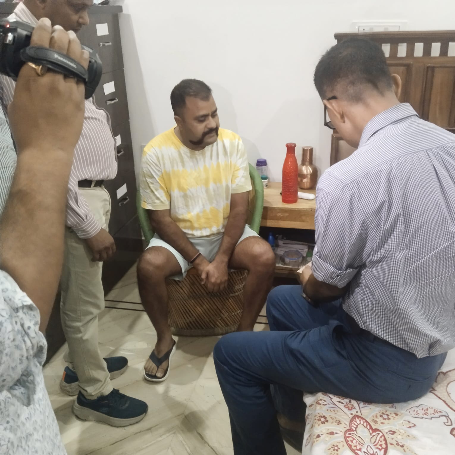 ऑपरेशन मनी मिन्टिंग : एसीबी ने नगर पालिका के अधिशाषी अधिकारी के आठ ठिकानों पर मारा छापा ऑपरेशन मनी मिन्टिंग : एसीबी ने नगर पालिका के अधिशाषी अधिकारी के आठ ठिकानों पर मारा छापा