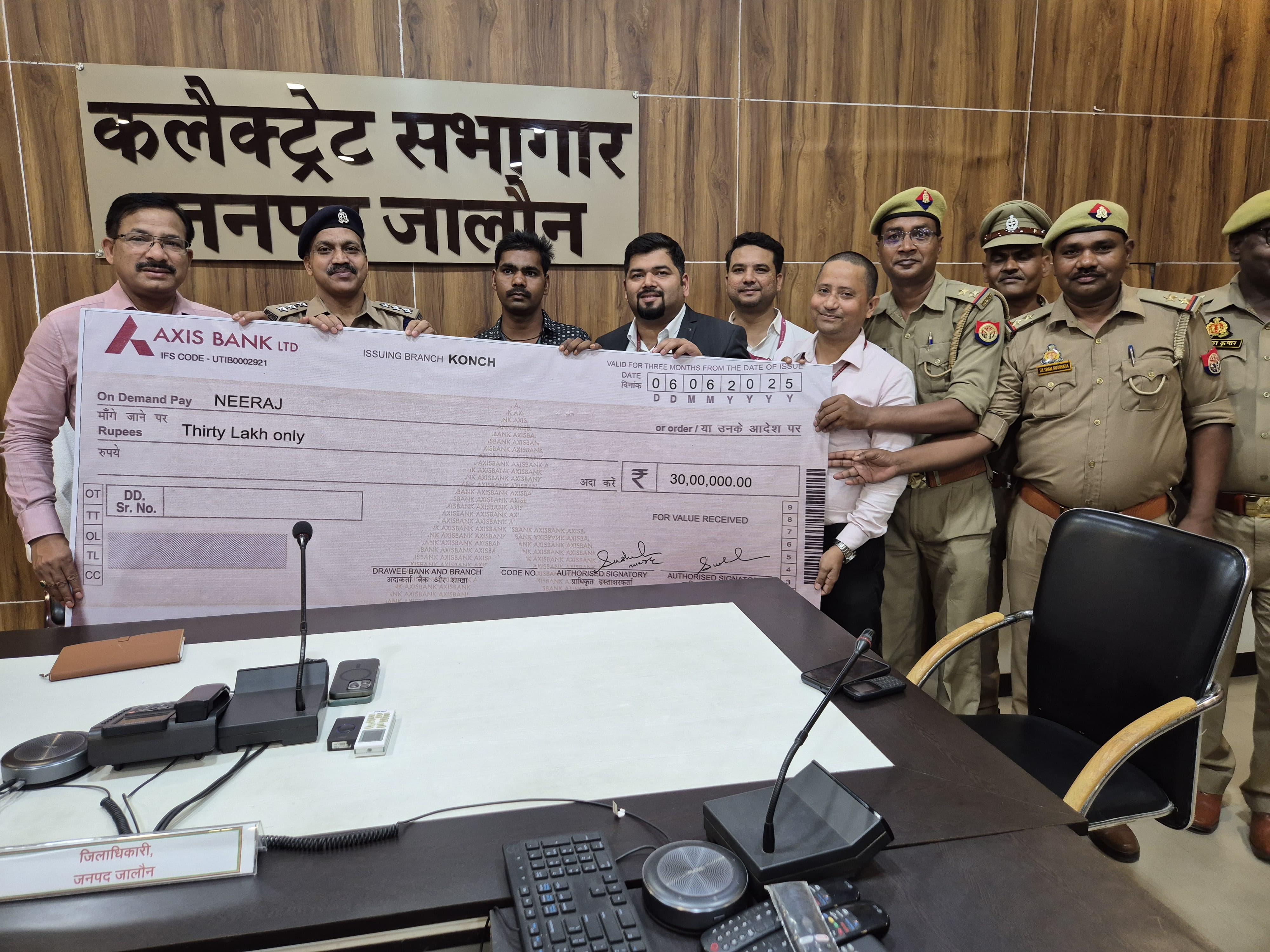चेक स्वरूप राशि सौंपते जिलाधिकारी चेक स्वरूप राशि सौंपते जिलाधिकारी