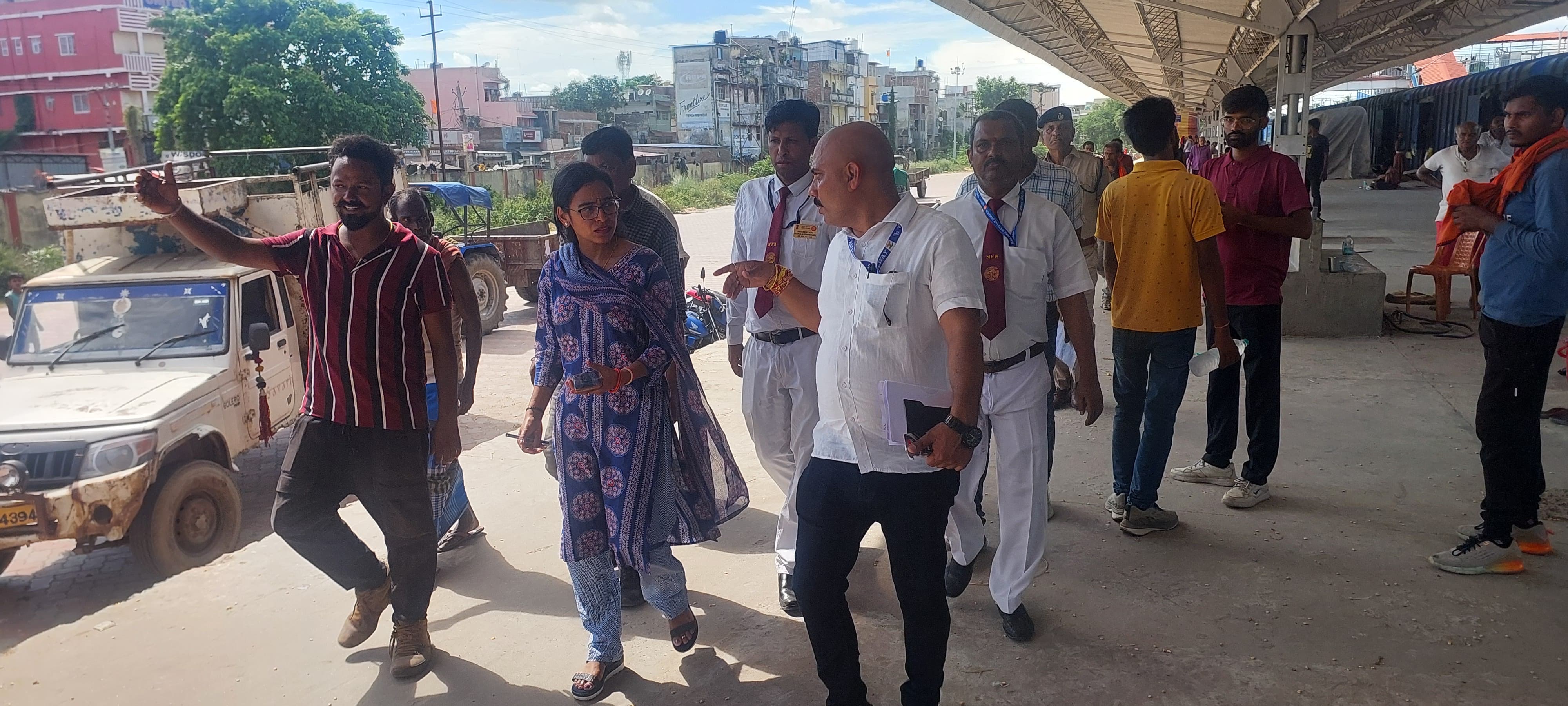 अररिया फोटो:डीसीएम फारबिसगंज रैक प्वाइंट और यार्ड का निरीक्षण करती अररिया फोटो:डीसीएम फारबिसगंज रैक प्वाइंट और यार्ड का निरीक्षण करती