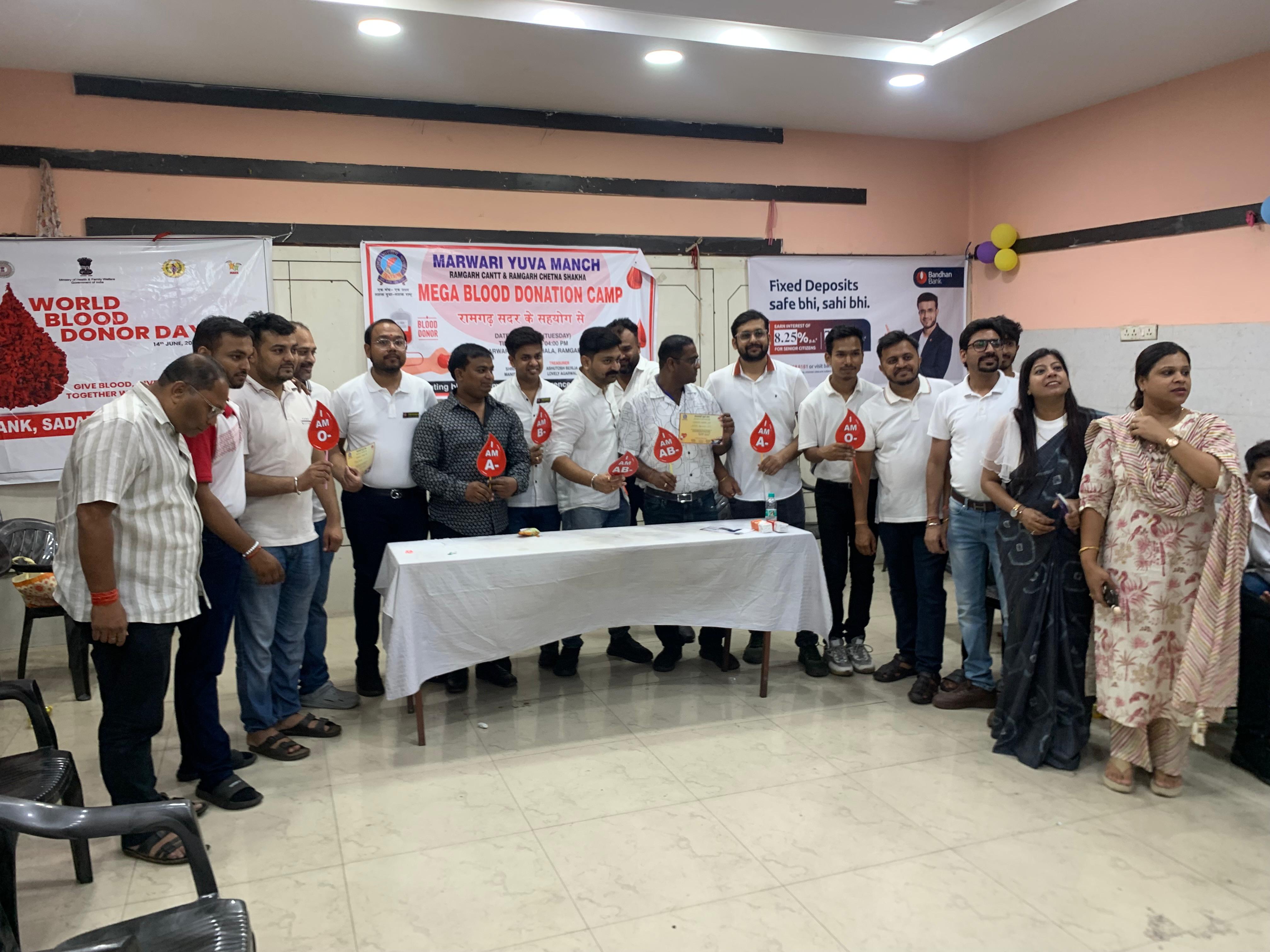 रक्तदान करने के बाद समाज केसदस्य रक्तदान करने के बाद समाज केसदस्य