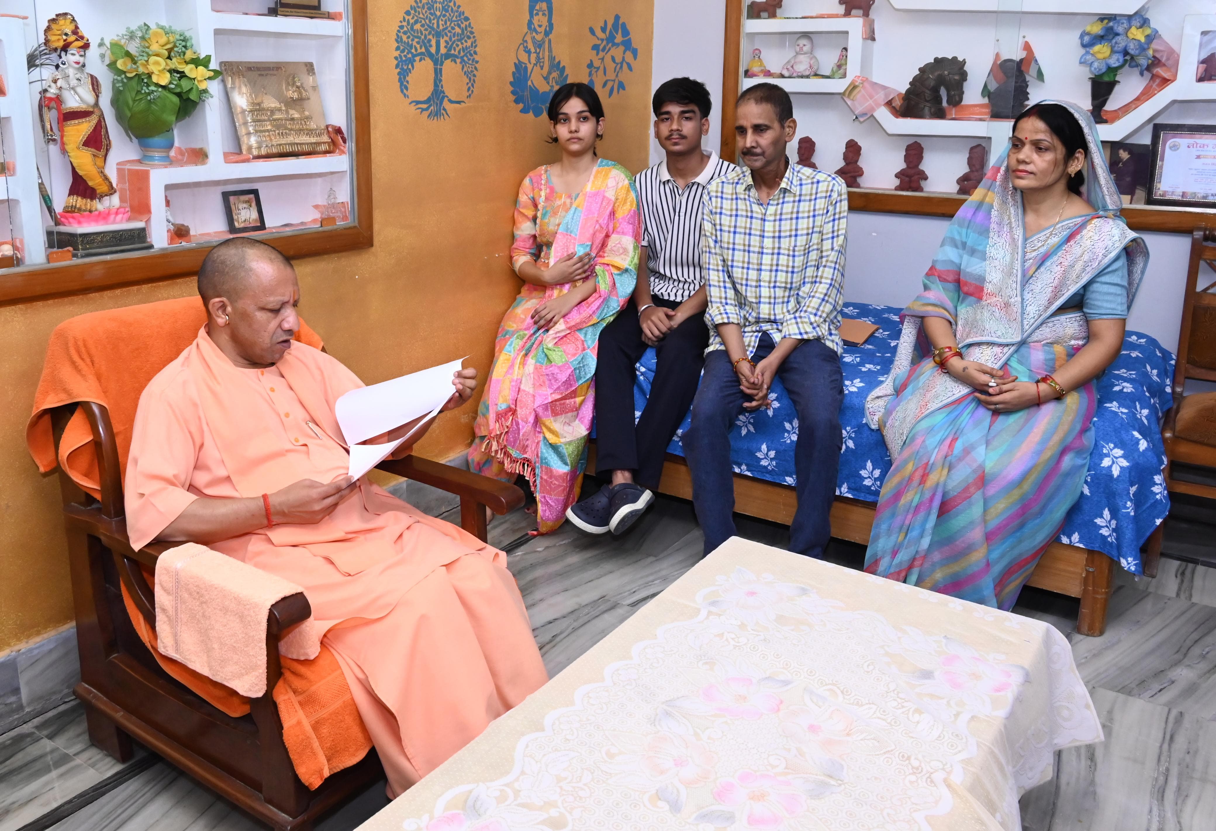 रेलकर्मी अजय सिंह का सीएम योगी ने जाना कुशलक्षेम* रेलकर्मी अजय सिंह का सीएम योगी ने जाना कुशलक्षेम*