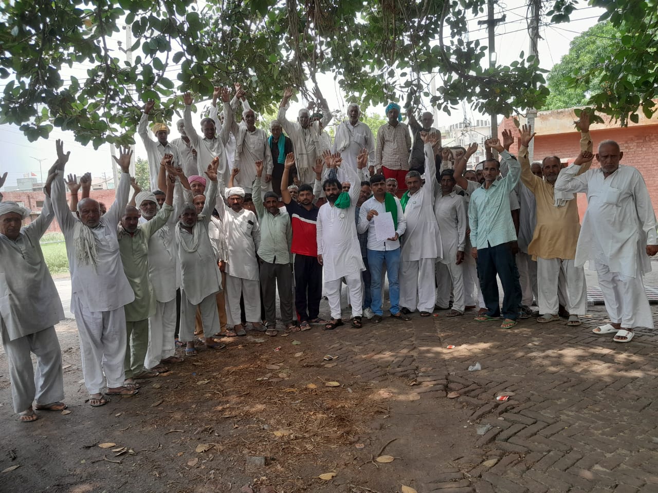 रोष जताते हुए किसान।