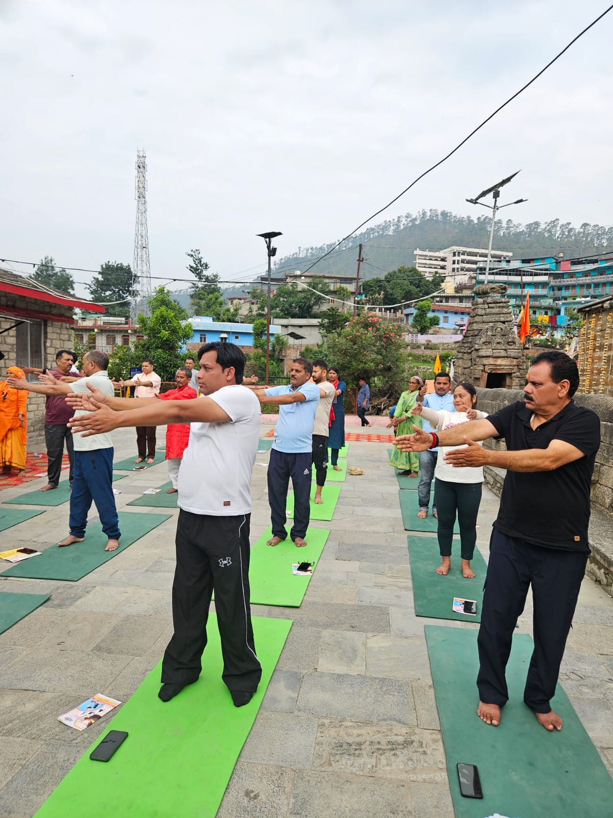 थैलीशेन में योगा करते अधिकारी व कर्मचारी थैलीशेन में योगा करते अधिकारी व कर्मचारी