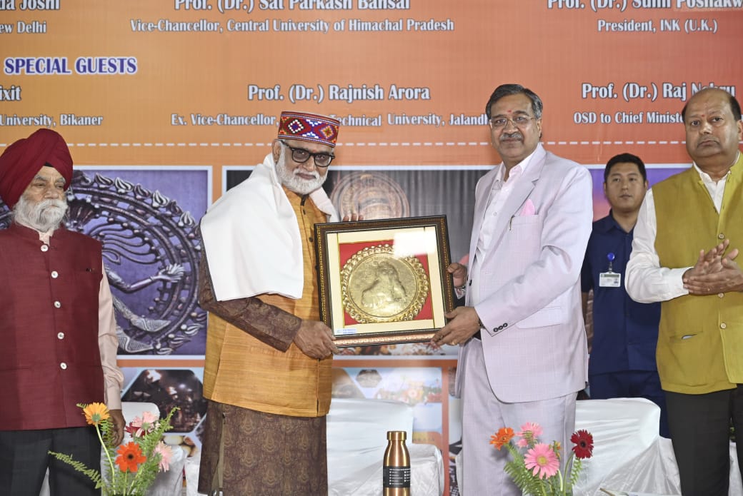 संगोष्ठी का कुलाधिपति उद्धघाटन करते हुए। संगोष्ठी का कुलाधिपति उद्धघाटन करते हुए।