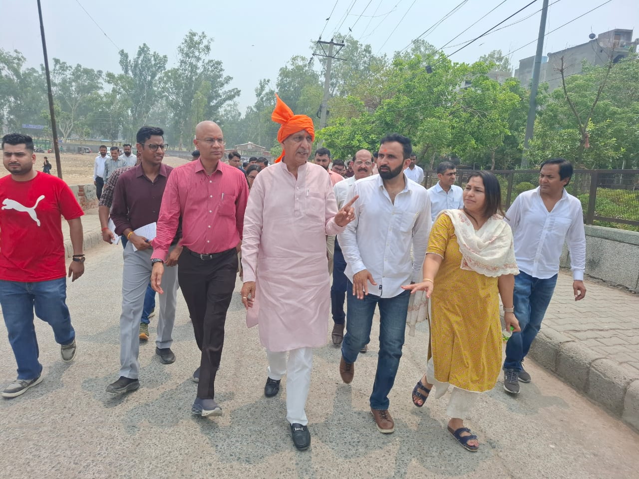 दिल्ली के उपमहापौर जय भगवान यादव अधिकारियों को निर्देश देते हुए दिल्ली के उपमहापौर जय भगवान यादव अधिकारियों को निर्देश देते हुए