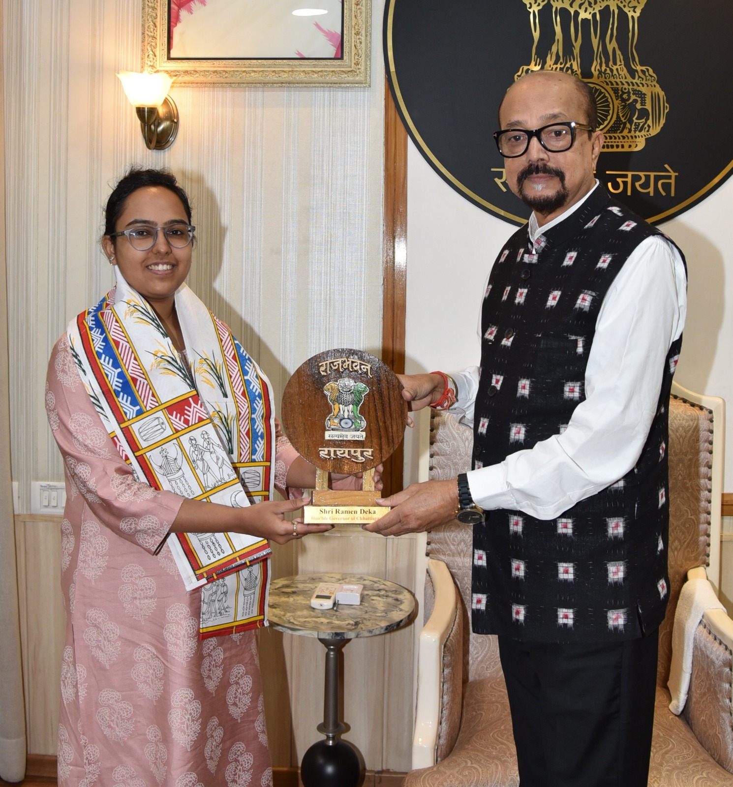 राज्यपाल रमेन डेका से राजभवन में भारतीय प्रशासनिक सेवा के लिए चयनित रायपुर की पूर्वा अग्रवाल सौजन्य भेंट करती हुईं राज्यपाल रमेन डेका से राजभवन में भारतीय प्रशासनिक सेवा के लिए चयनित रायपुर की पूर्वा अग्रवाल सौजन्य भेंट करती हुईं