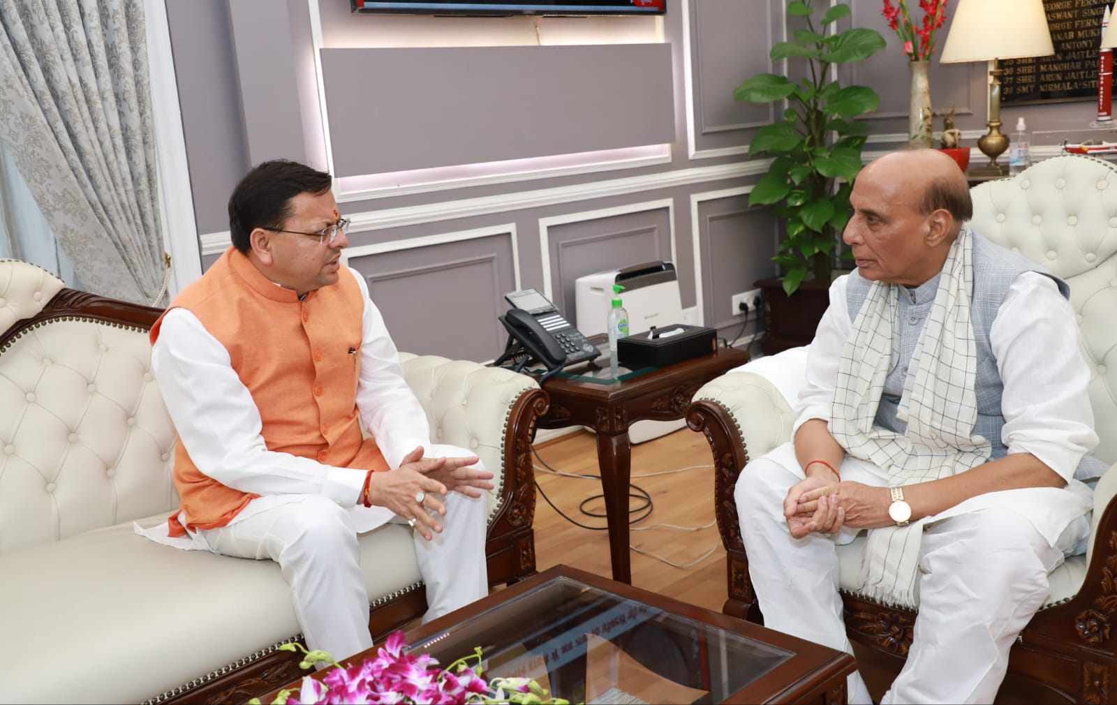 मुख्यमंत्री पुष्कर सिंह धामी मंगलवार को नई दिल्ली में रक्षा मंत्री राजनाथ सिंह से भेंट करते। मुख्यमंत्री पुष्कर सिंह धामी मंगलवार को नई दिल्ली में रक्षा मंत्री राजनाथ सिंह से भेंट करते।