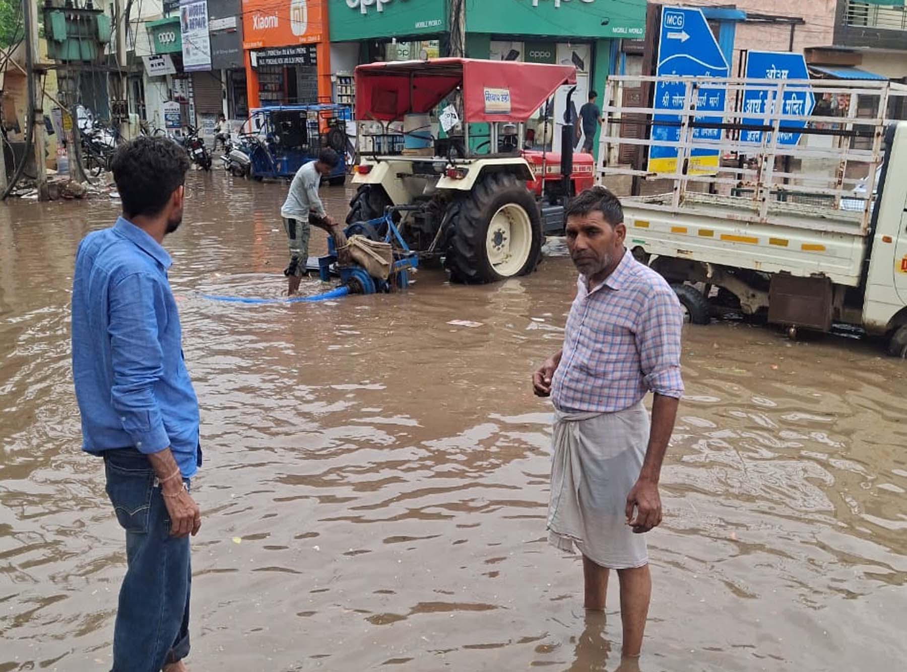 गुरुग्राम के मदनपुरी में भरा बरसाती पानी व पानी निकासी के लिए काम करते निगमकर्मी। गुरुग्राम के मदनपुरी में भरा बरसाती पानी व पानी निकासी के लिए काम करते निगमकर्मी।