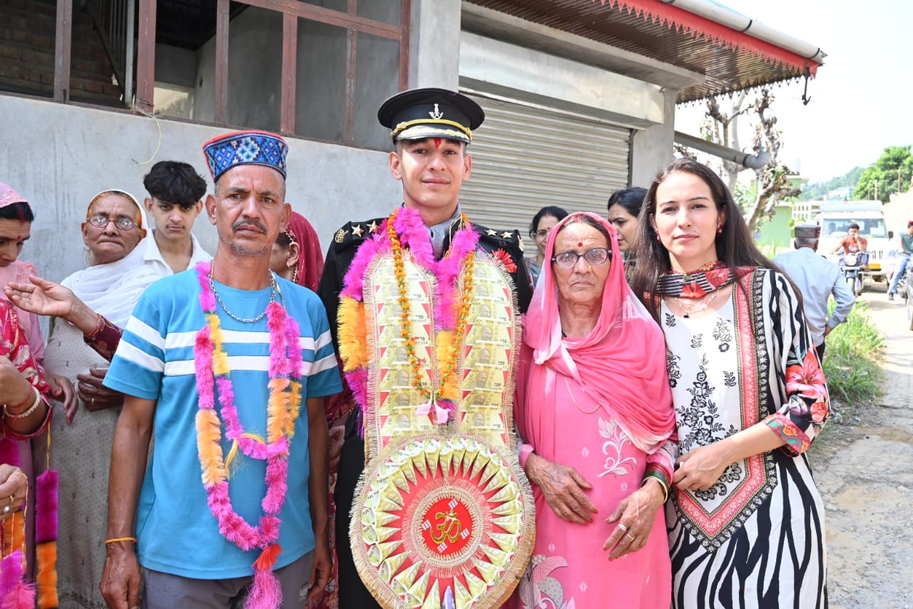 डवाहण के उदित पालसरा सेना में लेफ्टिनेंट बनने के बाद परिजनों के साथ। डवाहण के उदित पालसरा सेना में लेफ्टिनेंट बनने के बाद परिजनों के साथ।
