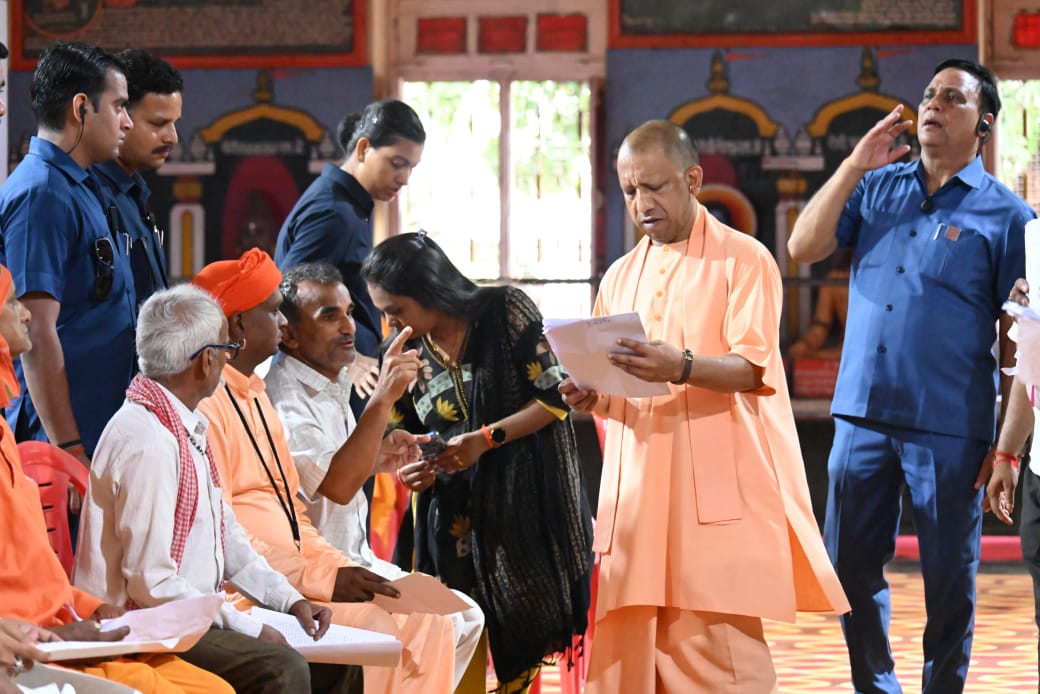 गोरखनाथ मंदिर में मुख्यमंत्री ने जनता दरबार में सुनी फरियाद* गोरखनाथ मंदिर में मुख्यमंत्री ने जनता दरबार में सुनी फरियाद*
