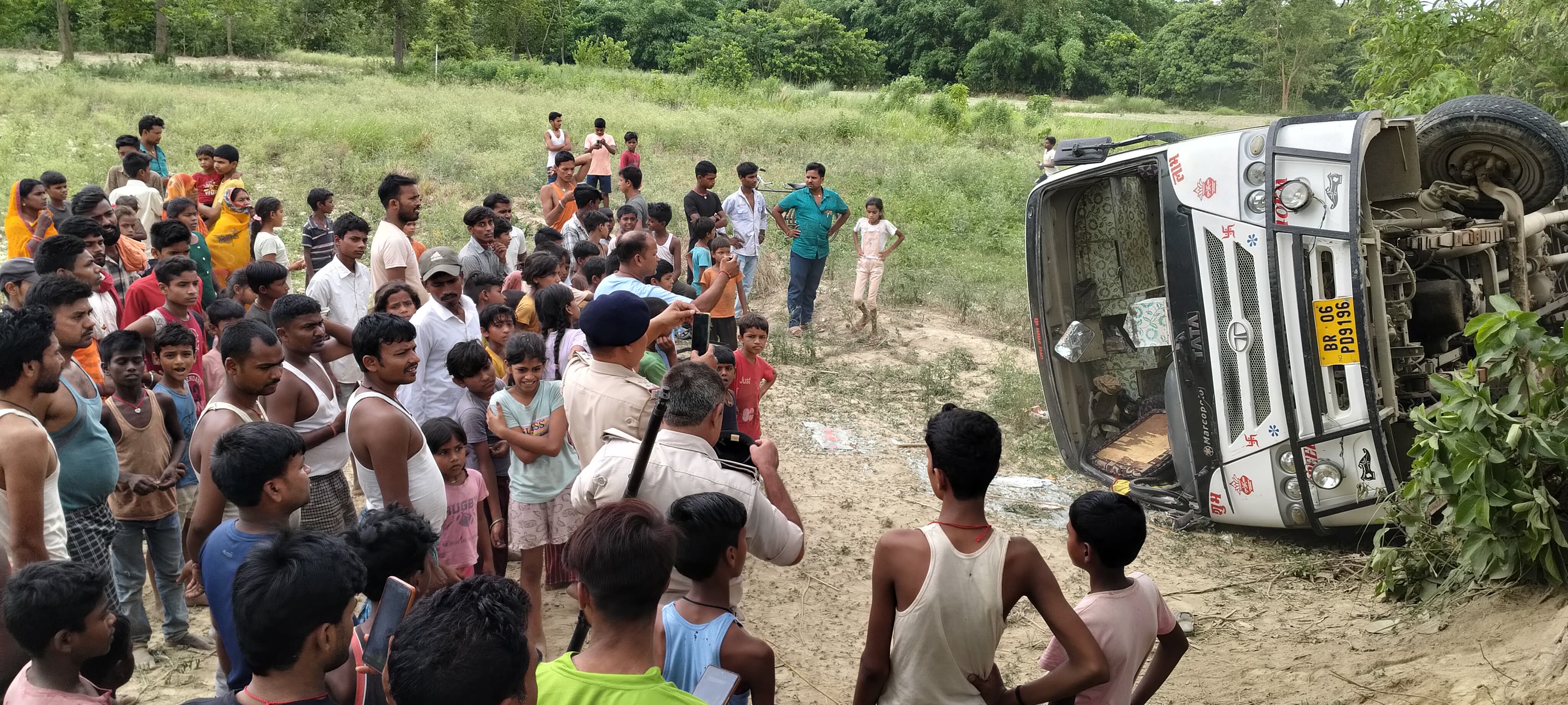 दुर्घटनाग्रस्त बस और लोगो की जुटी भीड़ दुर्घटनाग्रस्त बस और लोगो की जुटी भीड़